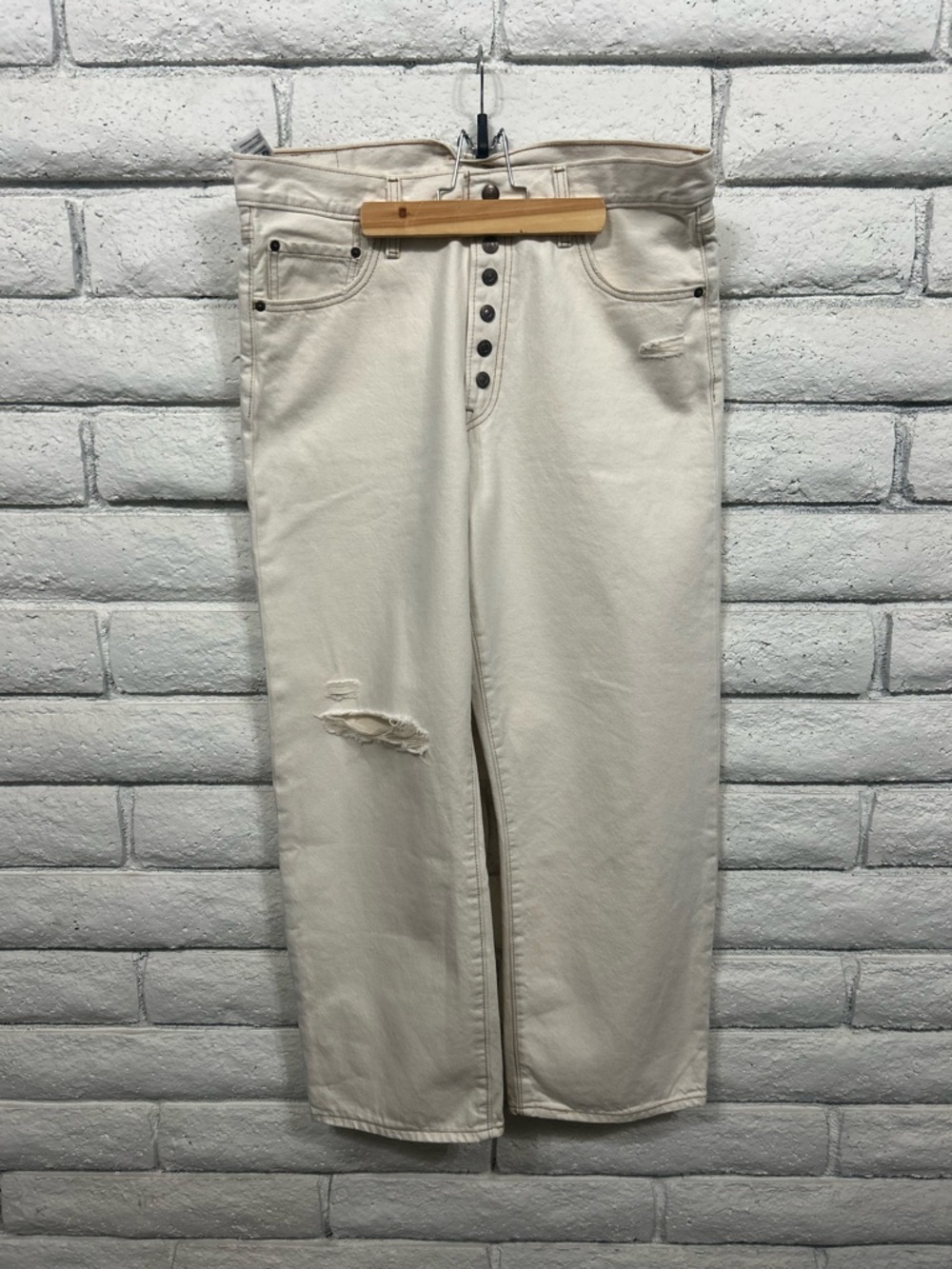 Levi’s Cream Ivory Jeans Button Fly Snap Closure Straight Leg Distressed Women’s